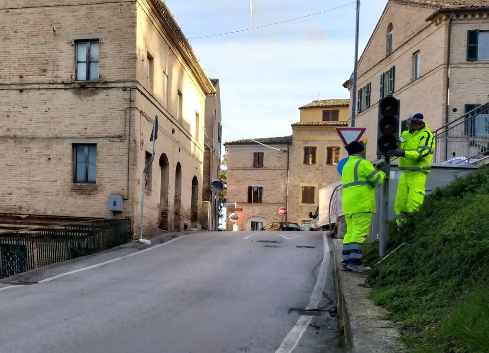 Recanati: per il semaforo di via Spazzacamino ecco il perchè del cartello e del pulsante