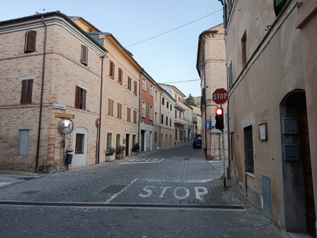 Recanati: accesi e funzionanti i semafori a Castelnuovo