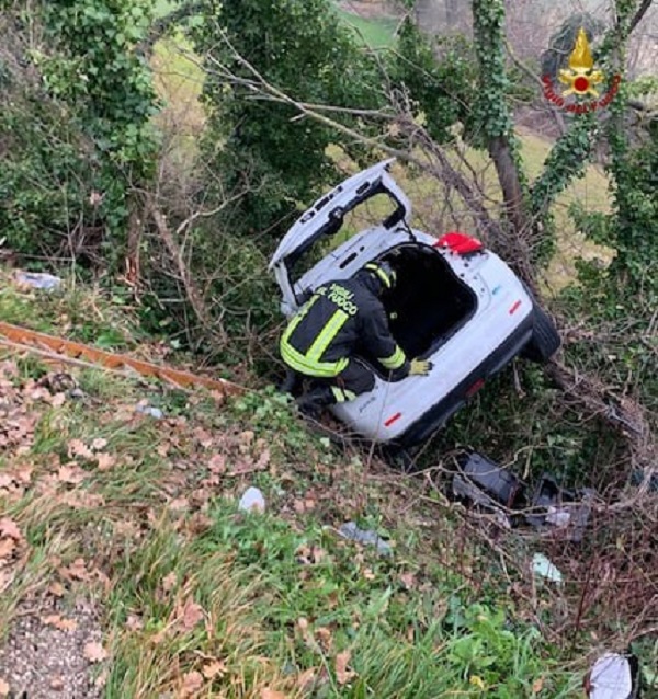 Montefano. Auto finisce nel fosso, intervengono i Vigili del Fuoco