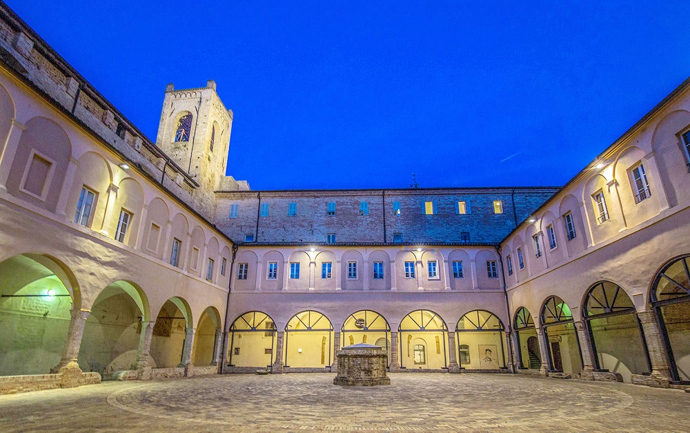 RECANATI: la torre del Passero Solitario si illumina di blu per la Giornata mondiale dell’ autismo il 2 aprile