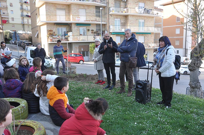 Recanati. Un albero dei rosari nel parco della parrocchia di Cristo Redentore