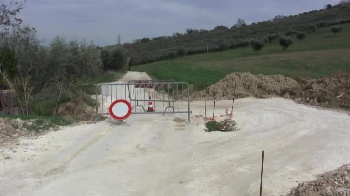 Recanati. Cede la strada in contrada Castelnuovo. Video
