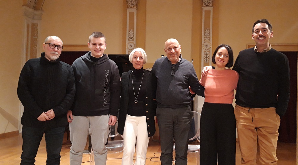 Versus a Recanati parte con il botto
