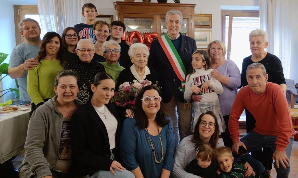 Recanati longeva: nonna Amelia compie 105 anni