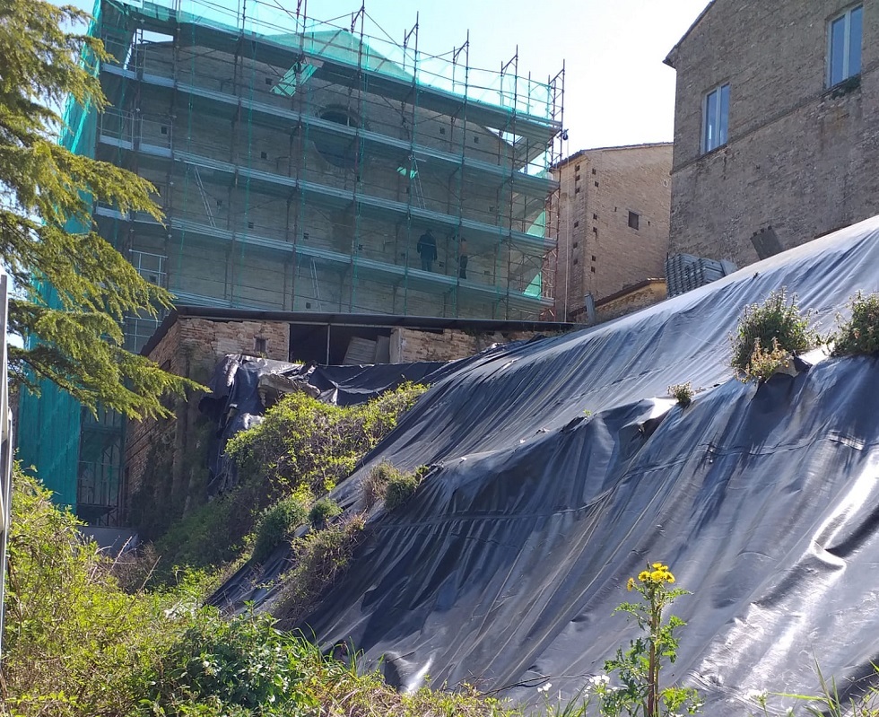 Recanati: al via i lavori di ristrutturazione dell’ex Episcopio. E il muro crollato?