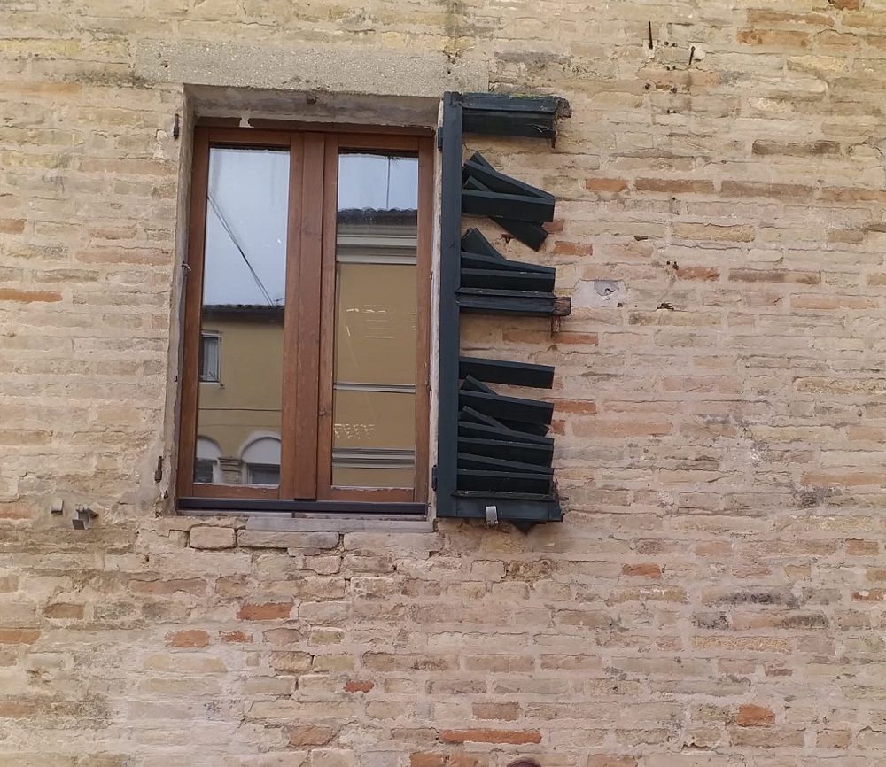 Recanati: La cultura che cura………ma fate attenzione alle persiane cadenti!