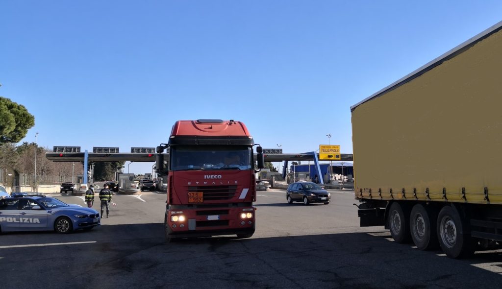 Stroncato un trasporto abusivo di merci dalla Polizia di Stato
