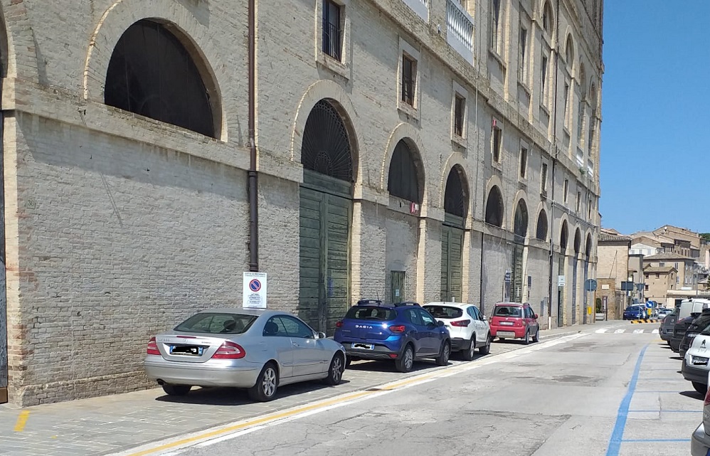 Recanati: marciapiedi come parcheggi nel nome della canzone d’autore