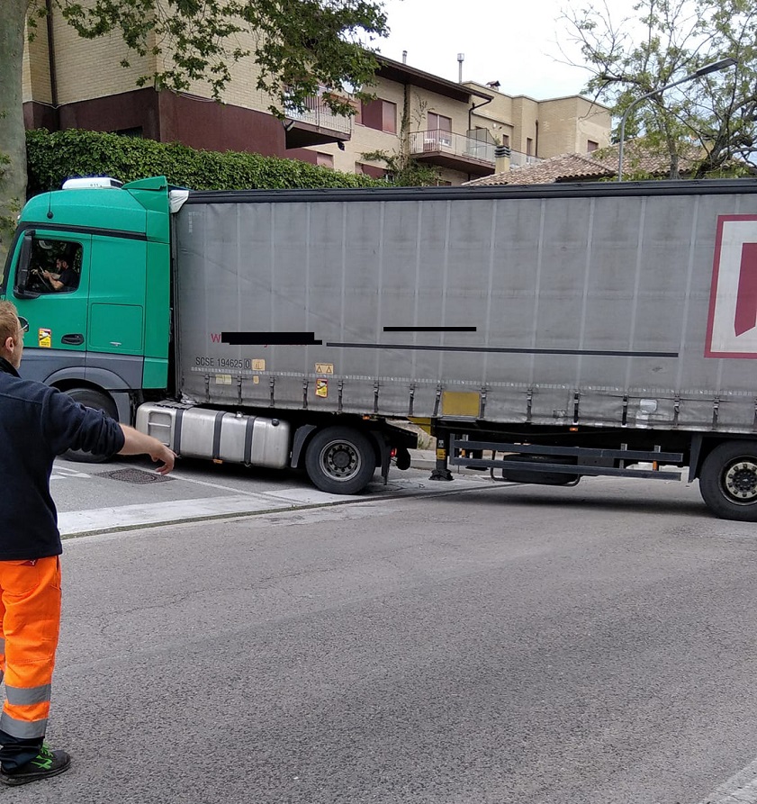 Recanati. Ma come ha fatto quel grosso camion a finire lì?