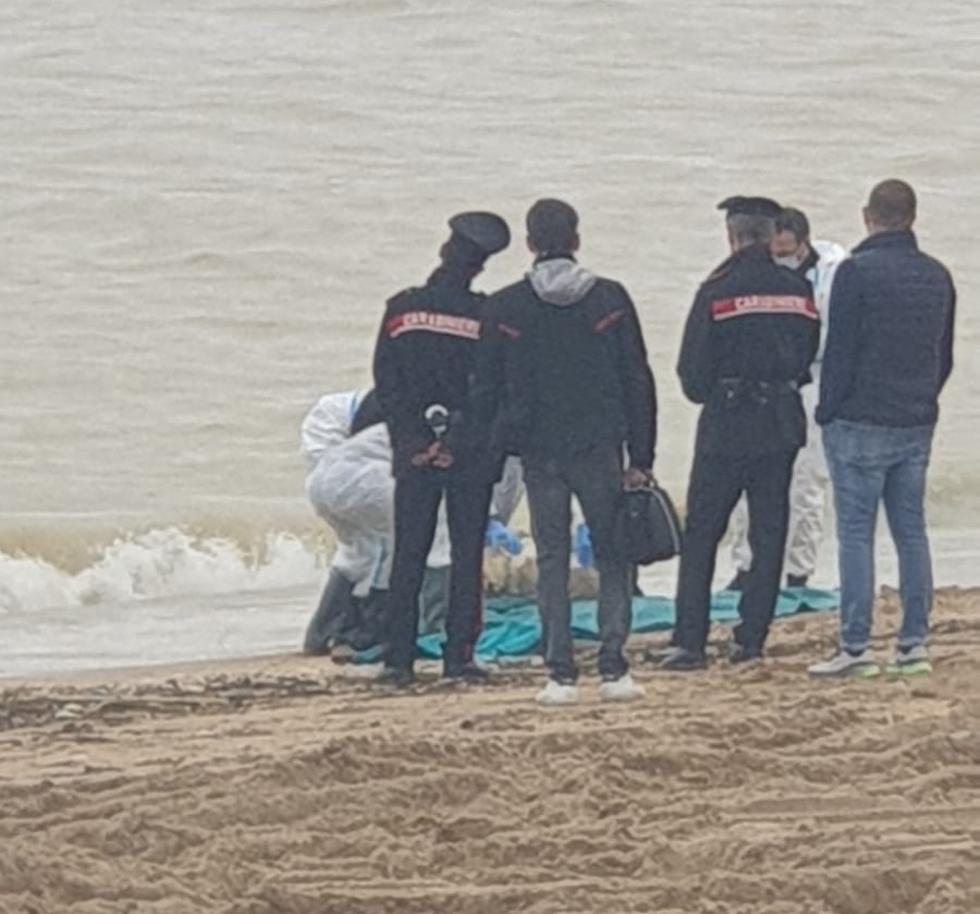 Numana: il mare restituisce un cadavere alla foce del Musone