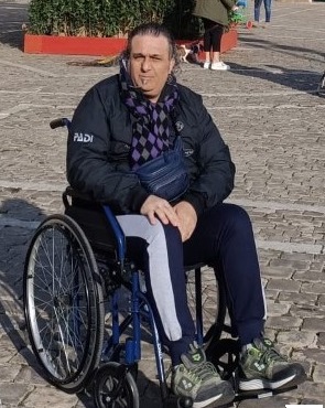 La storia di Giuseppe Sanacore. Subito dopo il vaccino perde i sensi e cade a terra.