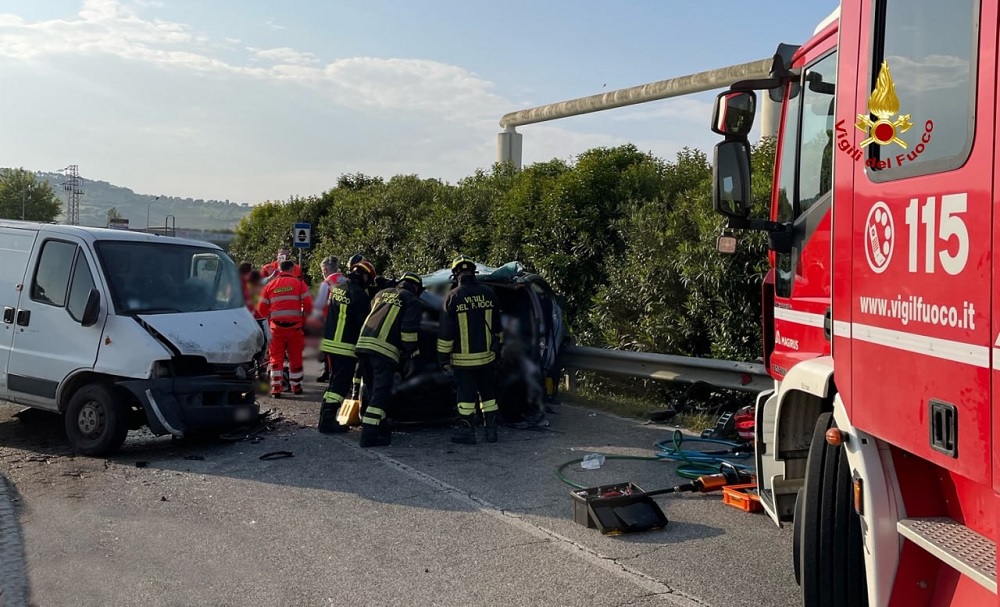 Incidente sulla strada Regina, un ragazzo a Torrette in eliambulanza