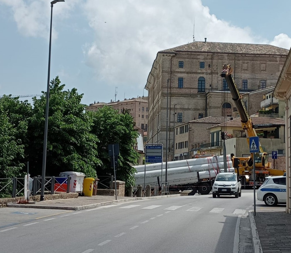 Recanati. Ancora un Tir in difficoltà sotto Porta San Filippo