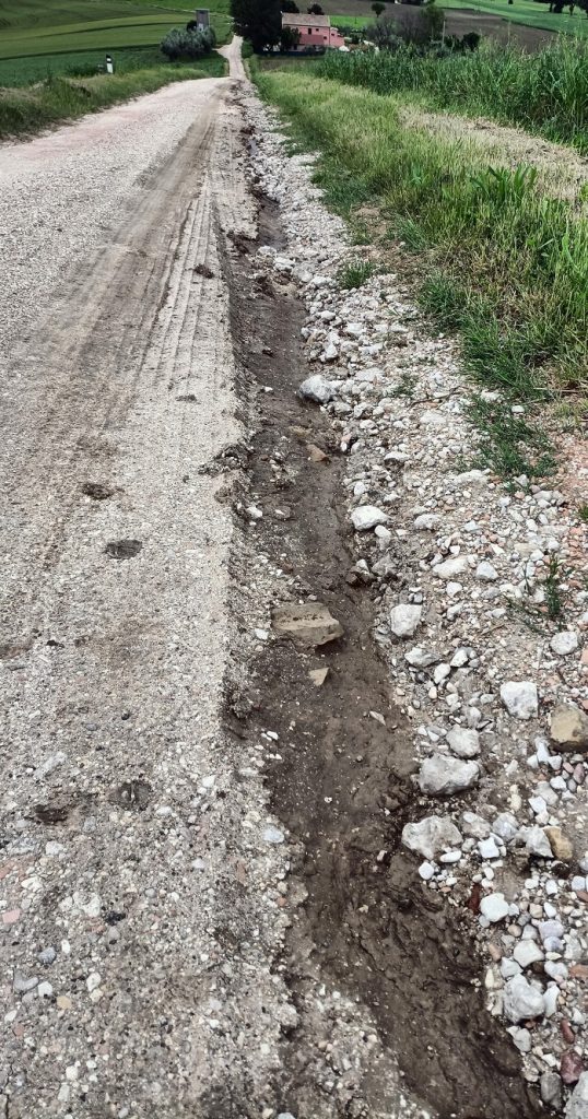 Recanati. Ma perchè il sindaco non risponde? Impossibile percorrere quella strada anche a piedi
