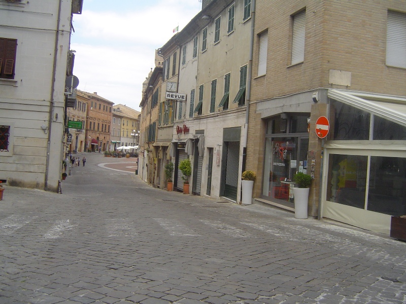 Recanati: in centro storico chiudono la libreria Riganelli e il bar “Mirò”