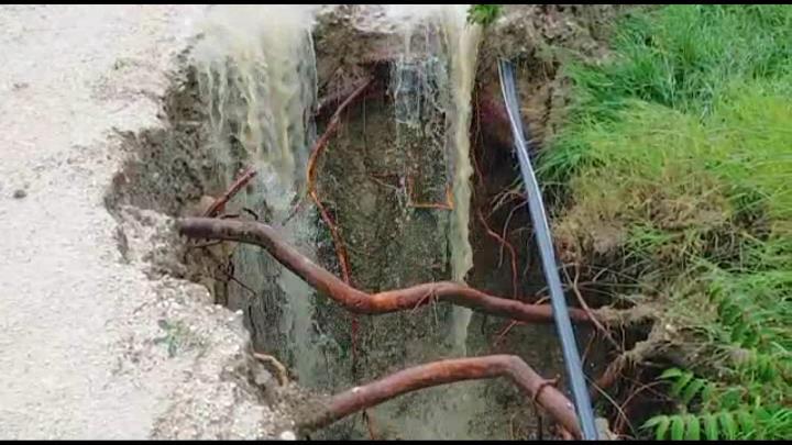 Colpa del clima se la strada in contrada Castelnuovo, crollerà. Prepariamoci a questa narrativa