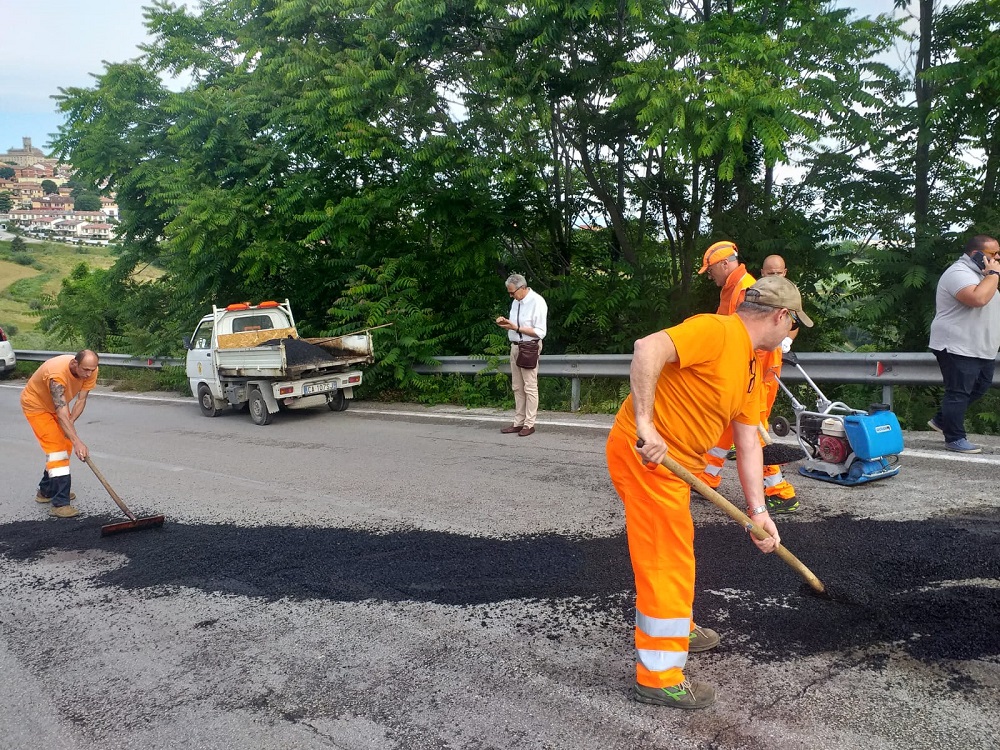 Recanati: lavori in corso per una grossa crepa alla bretella Paolina