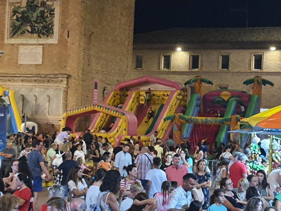 RECANATI: Piazza Giacomo Leopardi si trasforma domani sera nel Paese dei Balocchi
