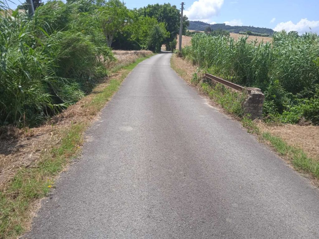 Ponte pericoloso privo di parapetto- fuori dalle norme di sicurezza – in zona Acquara di Recanati.