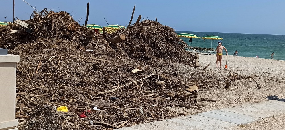 Porto Recanati: spiagge libere sporche? Il Sindaco spiega il perchè