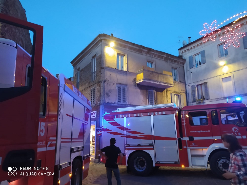 Recanati: crolla nel centro storico il tetto di uno stabile in via di ristrutturazione