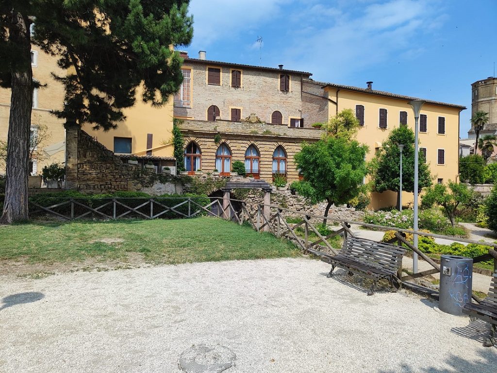 Recanati: musica troppa alta e residenti e ospiti dell’hotel si lamentano