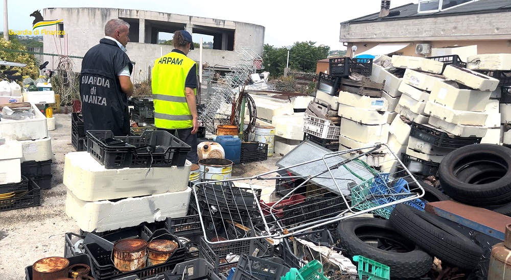 GdF Macerata: sequestrata discarica abusiva e numerosi rifiuti presso un’autocarrozzeria