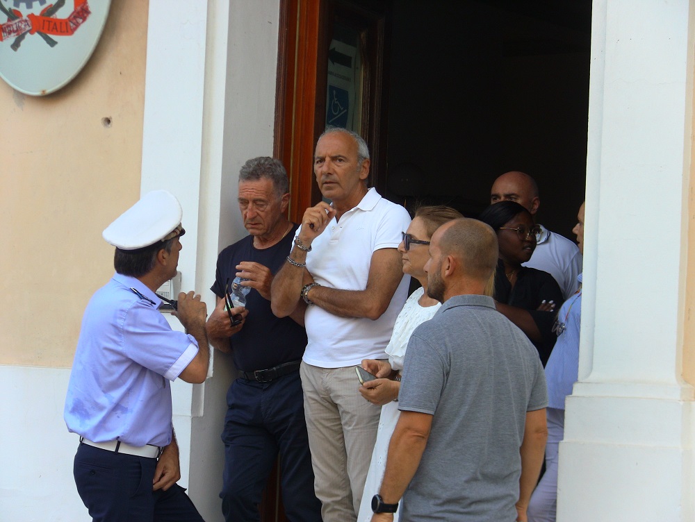 Porto Recanati. Il sindaco Michelini ha incontrato i manifestanti dell’Hotel House