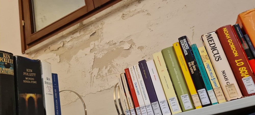 Loreto: una biblioteca nella muffa! Tra i libri ingialliti i visitatori ed il personale respirano spore per ore e ore.