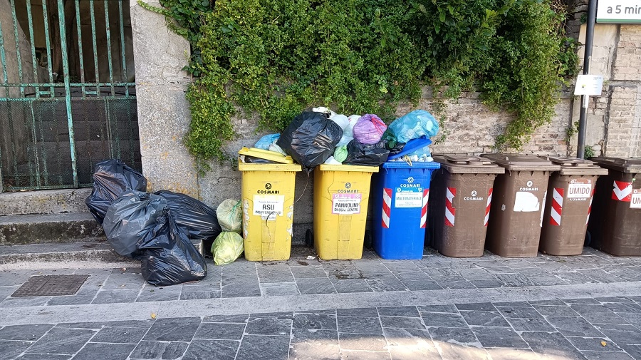 Recanati: turisti accolti dai cassonetti ricolmi d’immondizia.