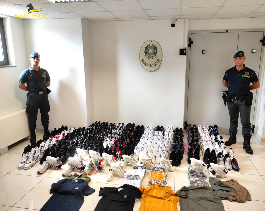 Guardia di Finanza: sequestrati articoli recanti noti marchi contraffatti, denunciati 5 soggetti.