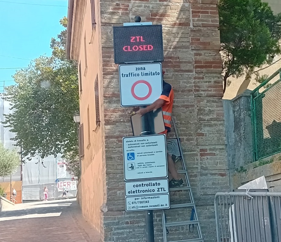 Recanati: per la segnaletica stradale della ZTL siamo alle comiche…..