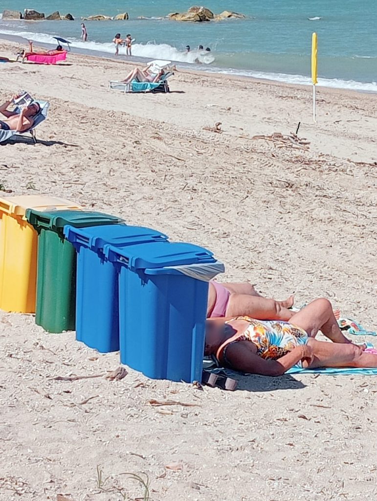 Porto Recanati: cosa si fa per un po’ di ombra quando il sole picchia….