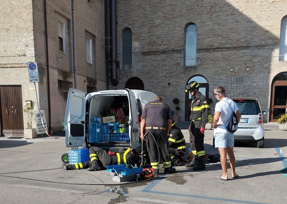 Recanati, un mezzo perde Gpl, arrivano i Vigili del Fuoco