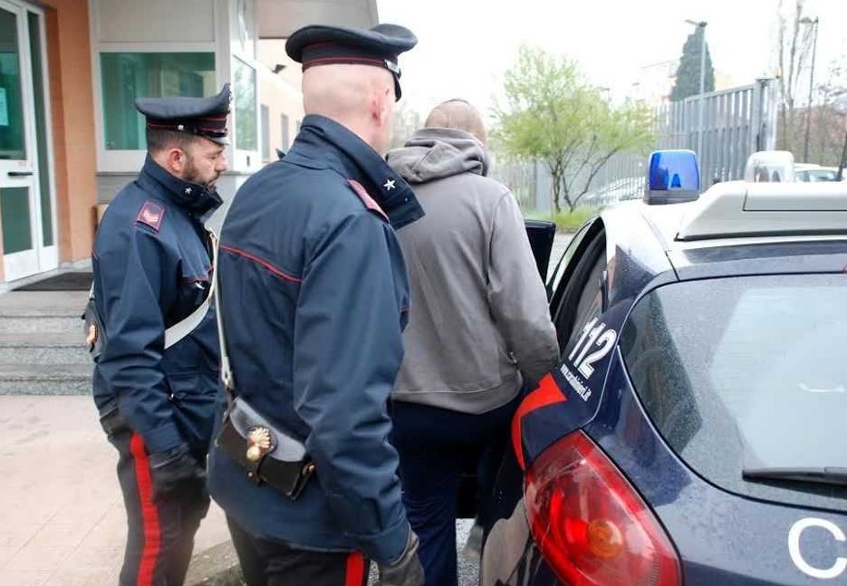 Arrestato dai Carabinieri Sorvegliato speciale, con obbligo di soggiorno nel Comune di Tolentino, a passeggio per la movida civitanovese.