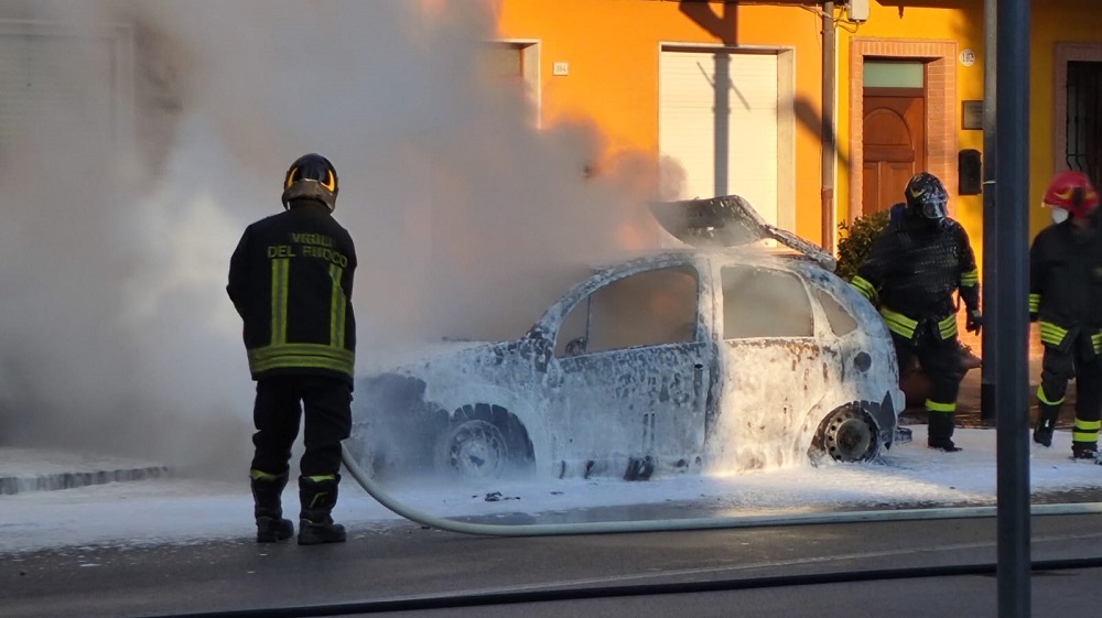 Auto in fiamme in Corso Matteotti a Porto Recanati