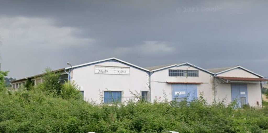 Segnalazione amianto: edificio industriale (EX “AREA”) in balia agli agenti atmosferici in località Sant’Egidio di Montecassiano.