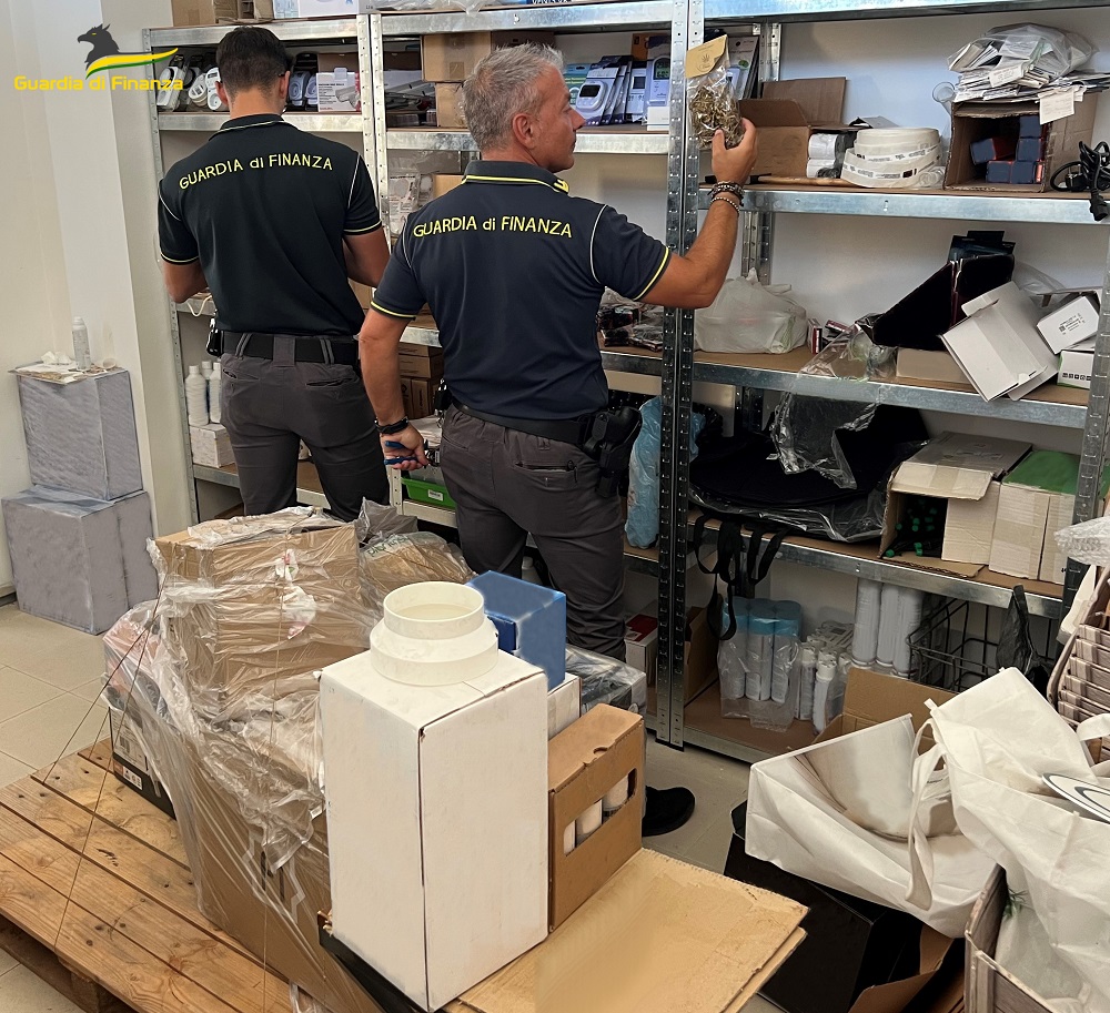 Gdf Macerata: scovate numerose infiorescenze di cannabis pronte per la vendita e articoli per fumatori non conformi