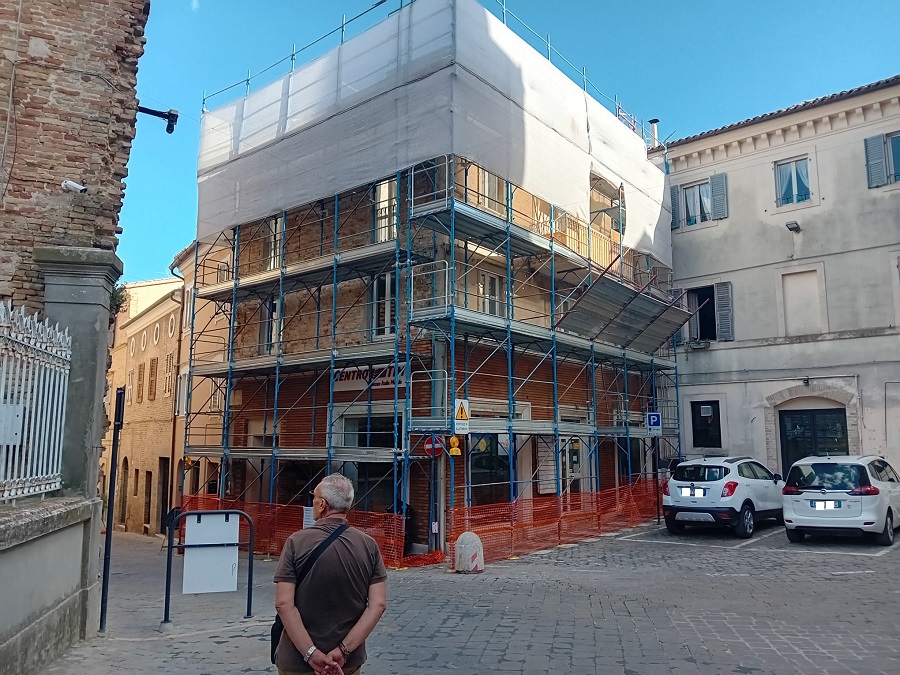 Recanati: negozio TIM e privato ancora fuori casa per il crollo del tetto del giugno scorso