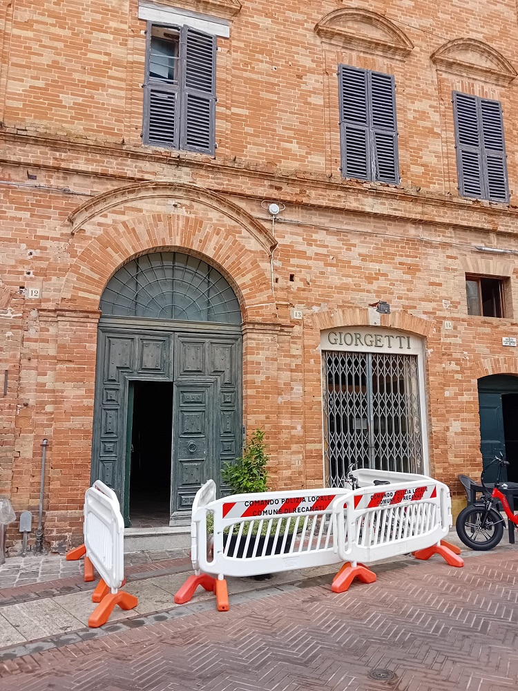 Recanati: città dalle transenne dimenticate…