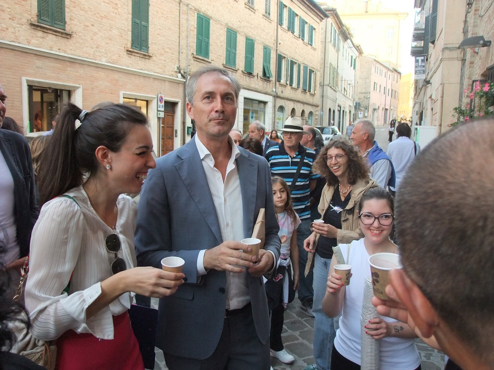 Simone Giaconi inaugura la Piccola Libreria delle Marche in piazza Leopardi a Recanati