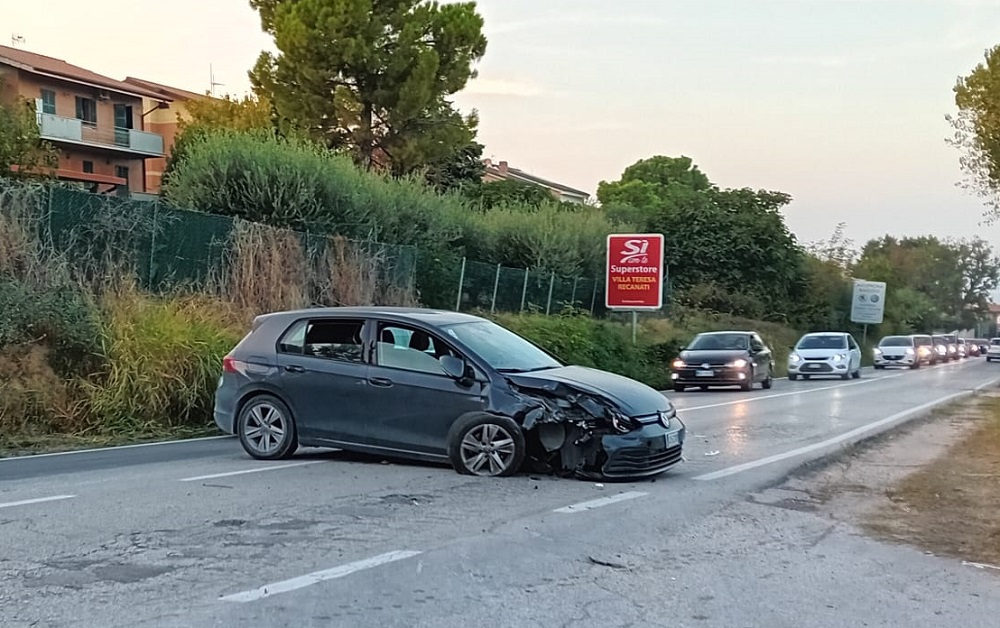 Recanati: incidente in via Nazario Sauro. Nessun ferito