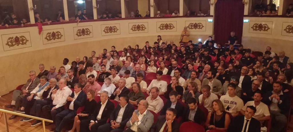 Una bella festa per i 100 anni della Recanatese, ma in tanti non trovano posto in Teatro