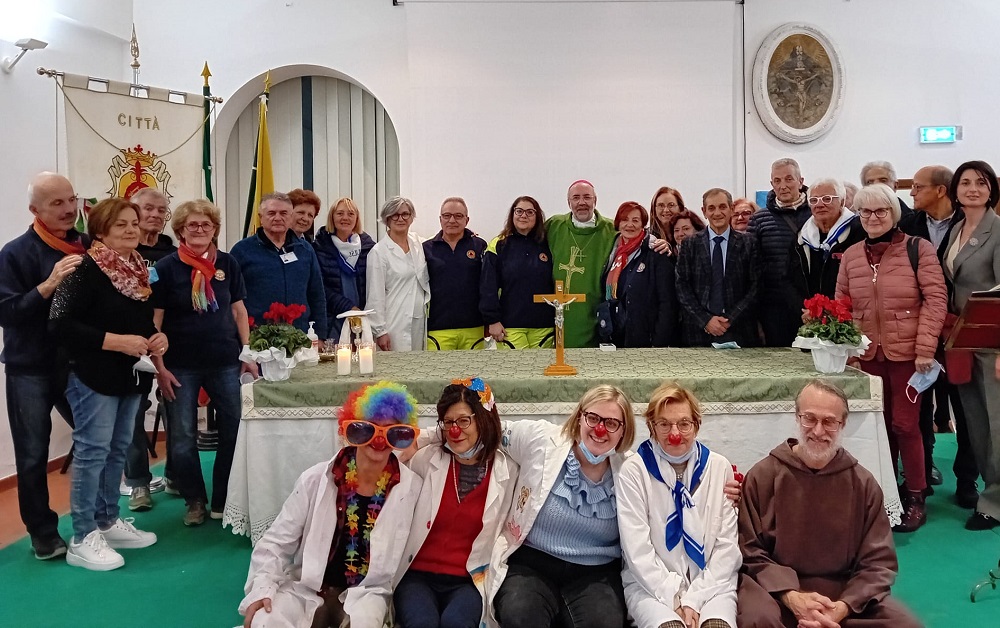 Il vescovo Marconi incontra gli ospiti della casa di riposo di Recanati