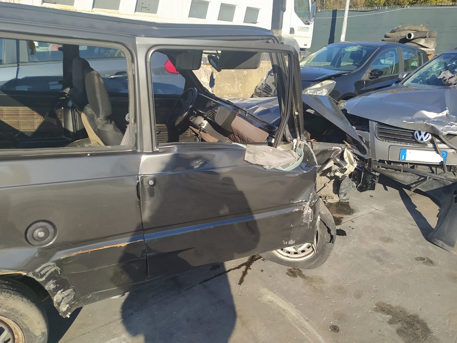 Recanati: prende in pieno una macchina parcheggiata