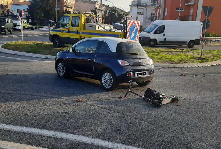 Monopattino contro un’auto sulla rotatoria di via Pizzardeto a Porto Recanati