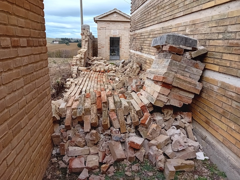Crollato un pezzo del muro di recinzione del cimitero di Santa Croce a Recanati