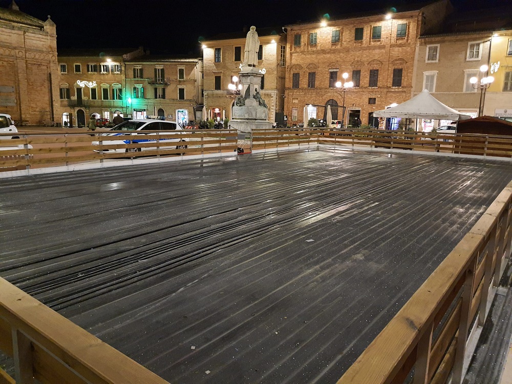 Recanati. Rinviata l’inaugurazione della pista di ghiaccio
