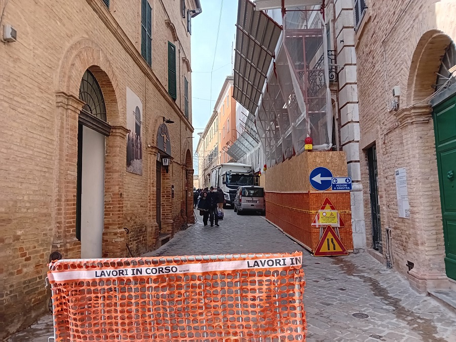 Recanati: tanti disagi e pochi affari per i commercianti con i cantieri in centro
