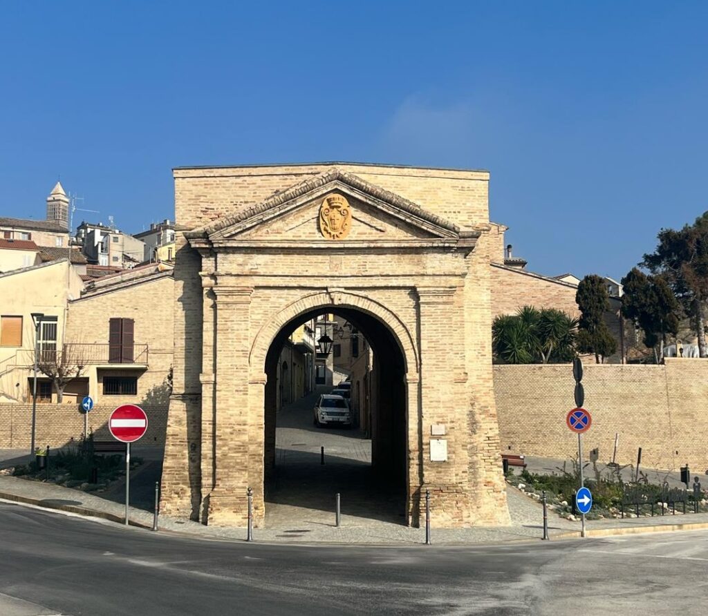 Potenza Picena. Porta Galiziano, conclusi i lavori di riqualificazione dell’area che circonda il monumento